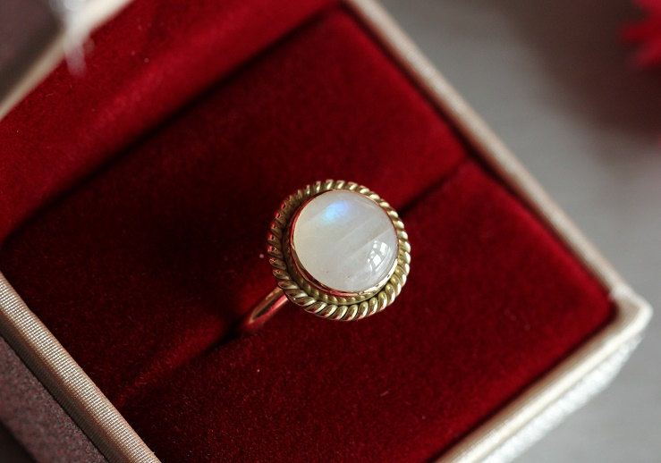 14K Gold Moonstone ring Natural