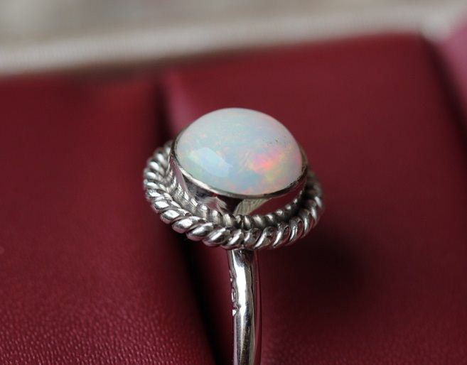 18K white Gold Opal ring