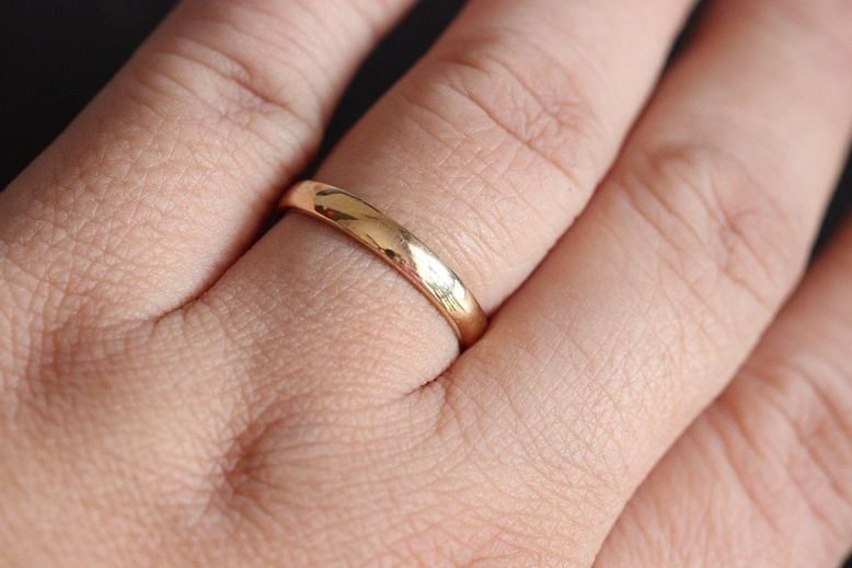 18K yellow gold wedding band