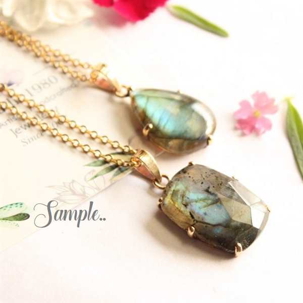 Gold Labradorite pendant - 18k gold  handmade pendant - gemstone