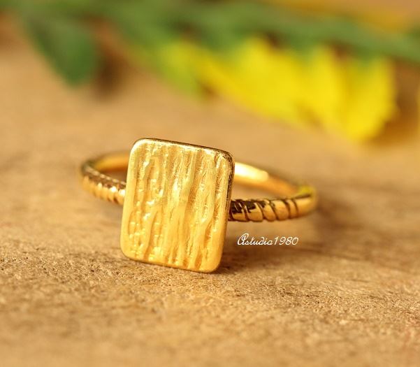 Square 18 k gold hammered